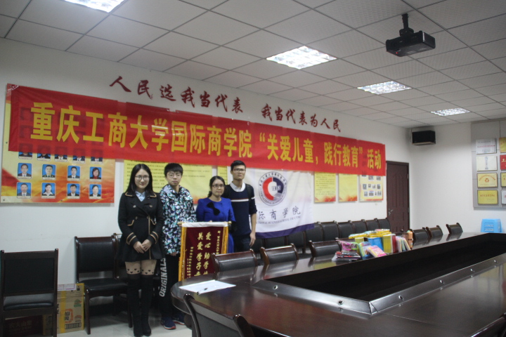 永利官网学生与工作人员合影